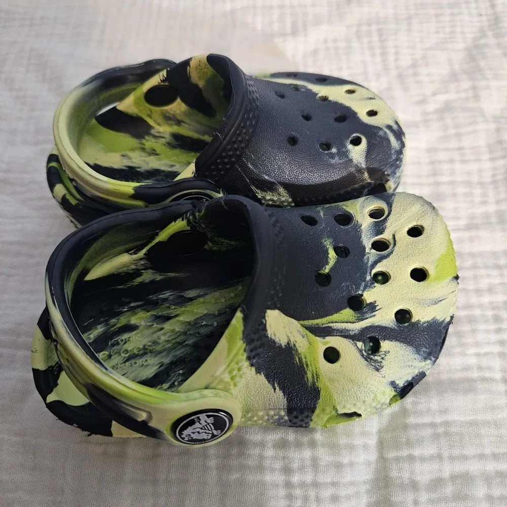 Crocs Toddler‎ Size C4 Black and Green Marbled Tie-Dye Crocband Shoe 4